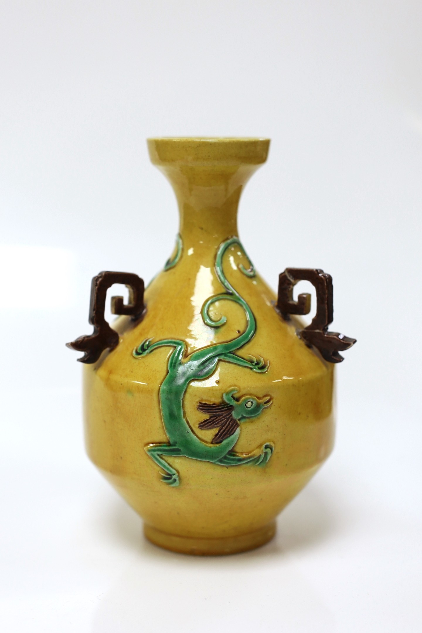 A Chinese sancai glazed vase, early 20th century, 17cm